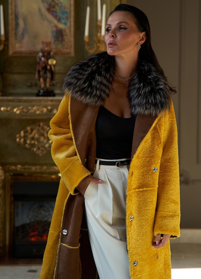 Двухсторонняя эко дубленка с мехом енота модель № 28561 в рассрочку