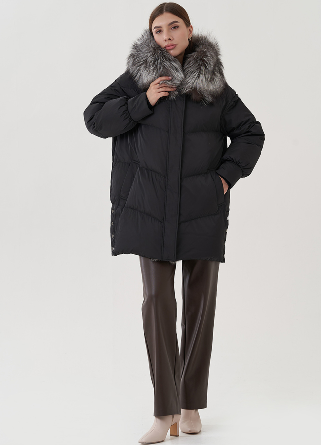 Женский пуховик черного цвета с меховой отделкой модель № 25367 меха малина