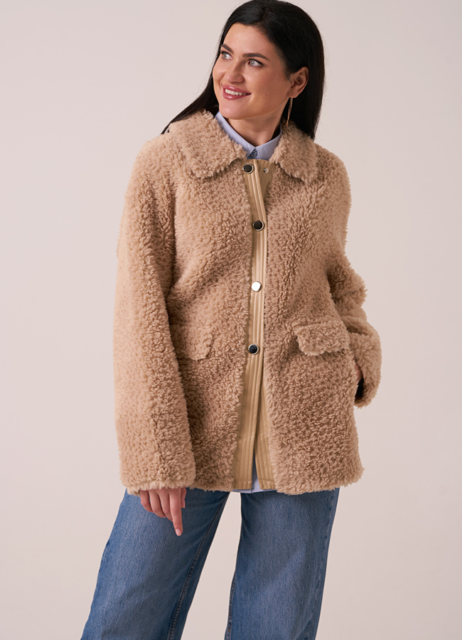 Укороченная шуба из эко меха на кнопках в бежевом цвете модель № 12009 меха малина