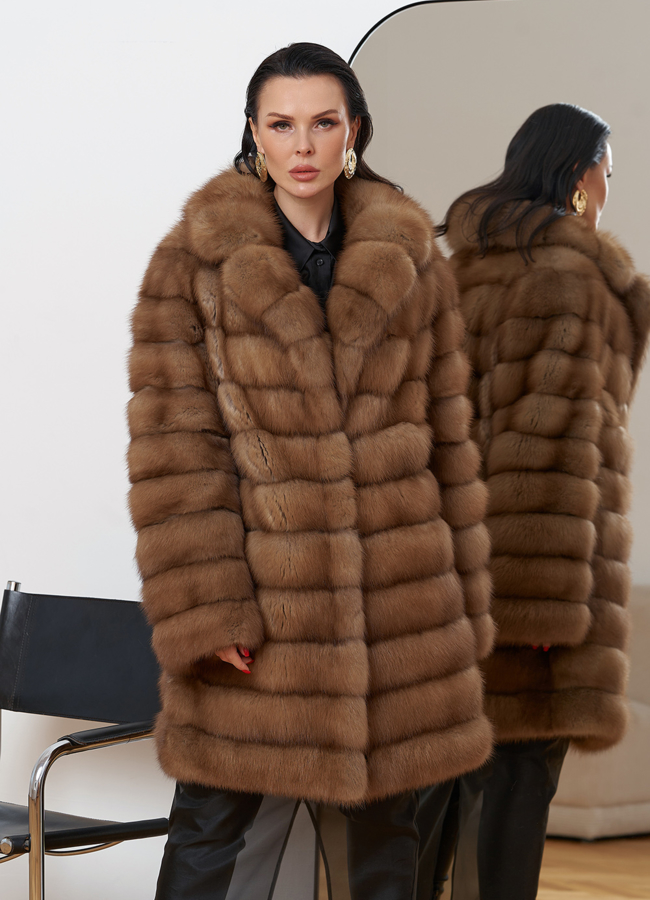 фото Шуба из куницы с английским воротником модель № 24559