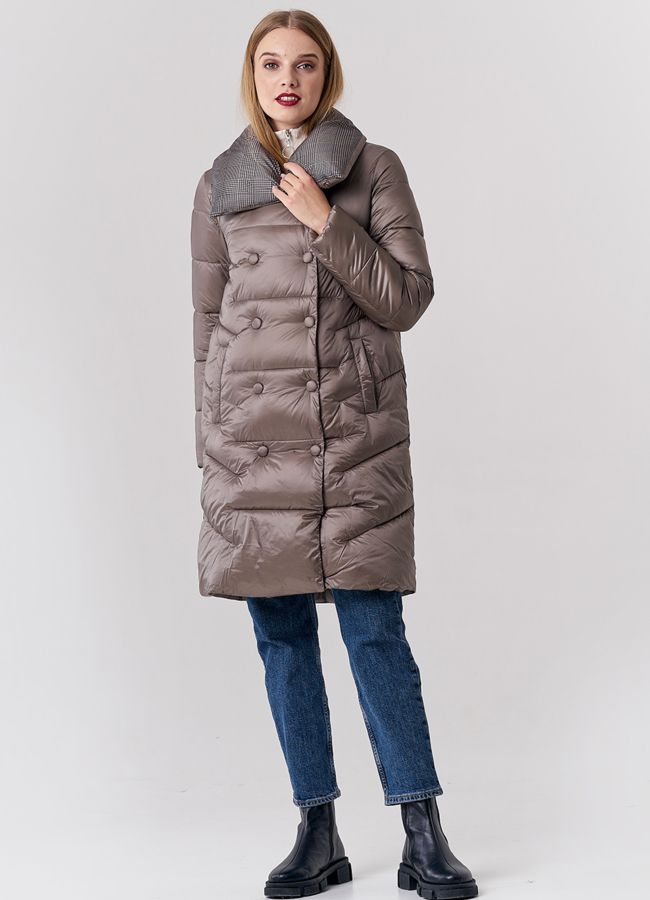 Удлиненный пуховик коричневого цвета  модель № 21889 в кредит
