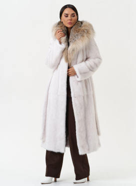 Женская шуба из меха норки с капюшоном из меха рыси