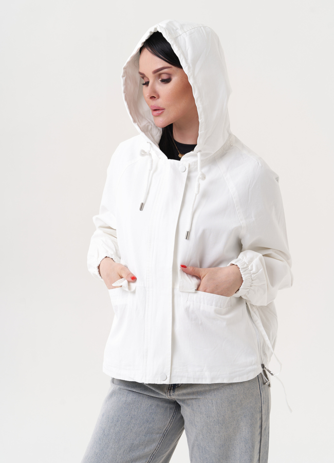 Ветровка белого цвета с капюшоном модель № 27259 в кредит