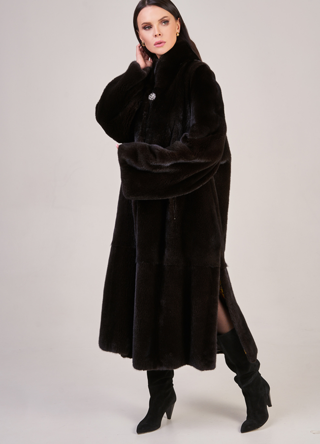 фото Расклешенная норковая шуба черного цвета с воротником стойка модель № S-844