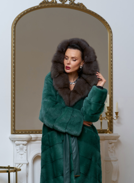 Норковая шуба с капюшоном из меха куницы