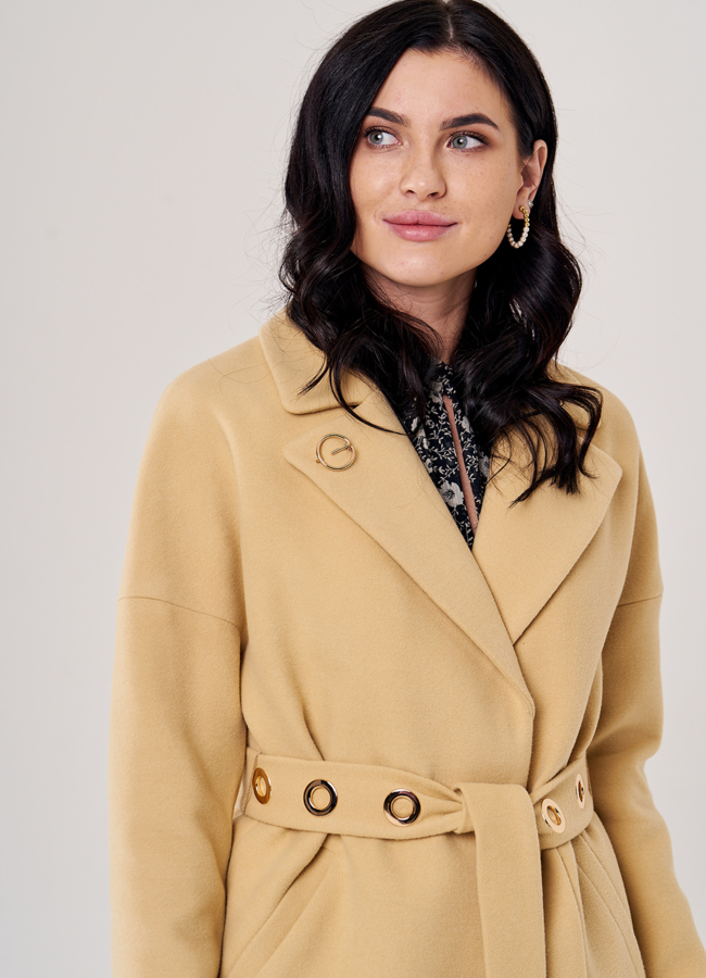 Пальто женское желтого цвета с поясом модель № 4-7038/20-021 универмаг малина Пальто женское желтого цвета с поясом модель № 4-7038/20-021 универмаг малина