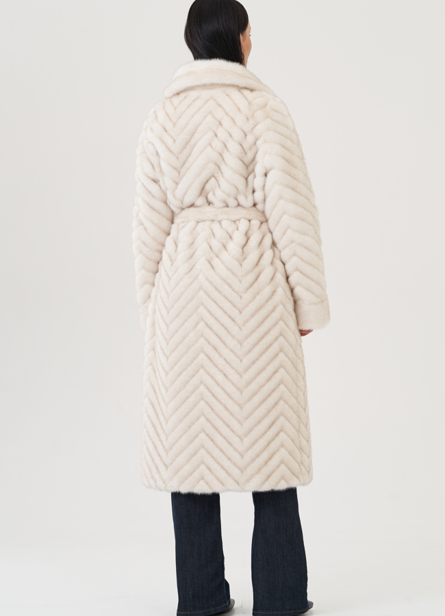 Пальто бежевого цвета из эко меха модель № 24915 универмаг малина