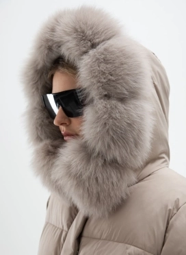 Короткий пуховик с капюшоном из меха песца