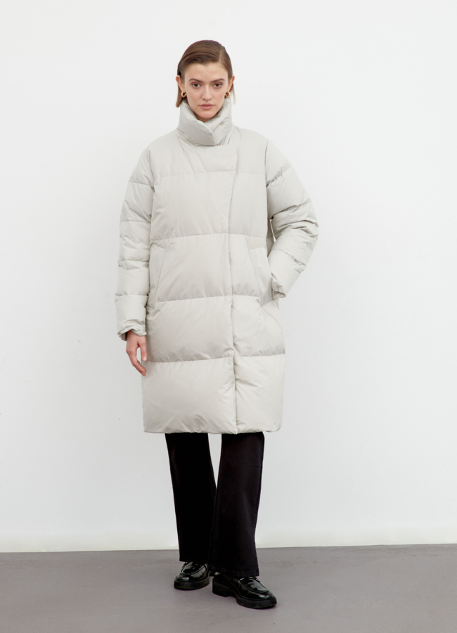 Светлый пуховик с английским воротником модель № 79419 меха малина