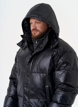 Мужской пуховик черного цвета с капюшоном