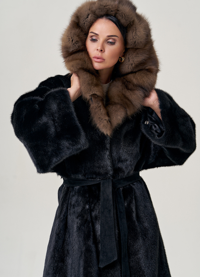 Женская шуба с капюшоном из куницы модель № 23096 универмаг малина