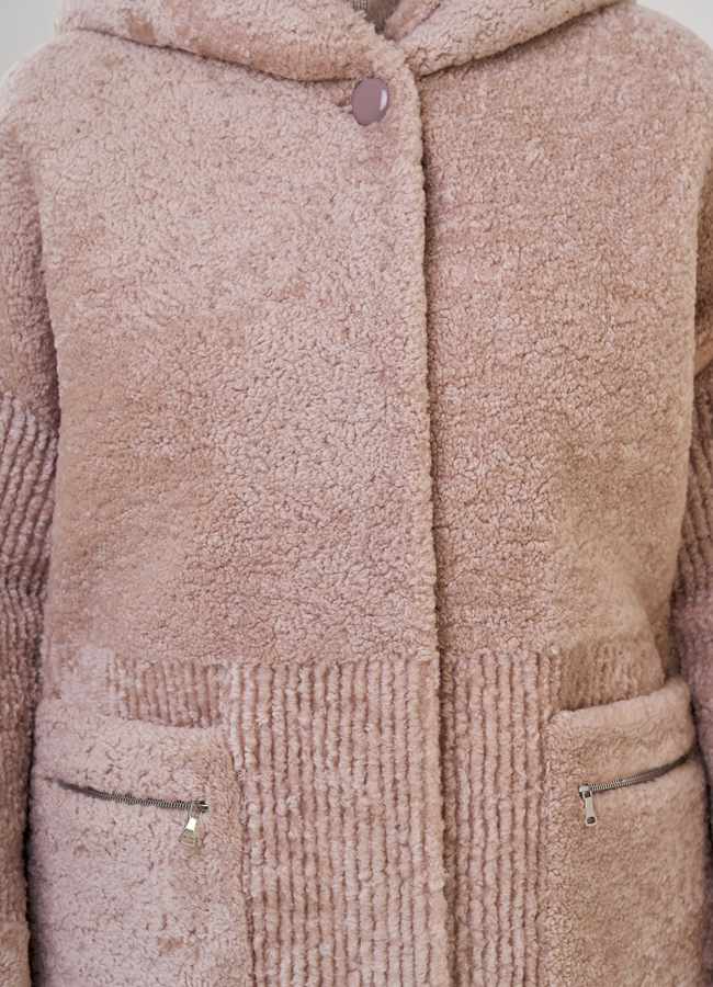 Шуба из овчины в бежевом цвете с капюшоном модель № 21979 универмаг малина