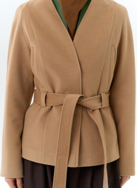 Женское укороченное пальто с поясом