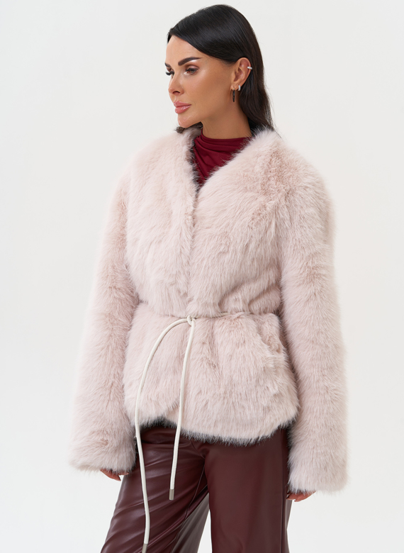 Куртка из эко меха персикового цвета