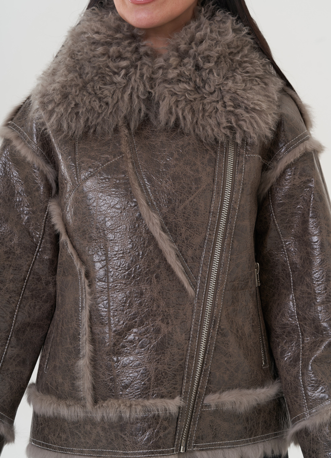 Куртка женская серого цвета с отложным воротником  модель № 25747 в рассрочку