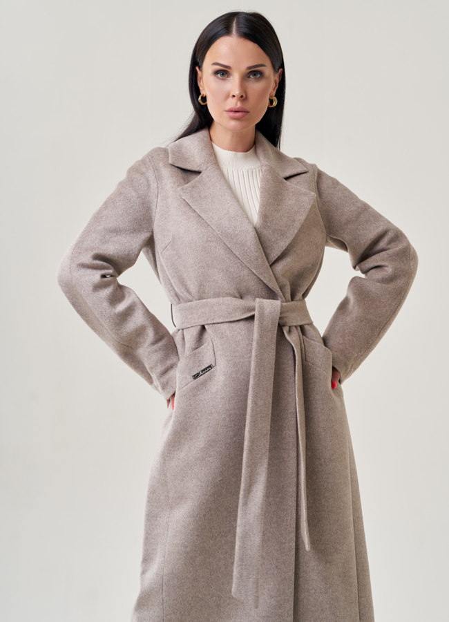 Пальто женское бежевого цвета  модель № 22948 меха малина