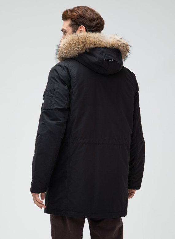 Мужской пуховик с капюшоном из меха енота