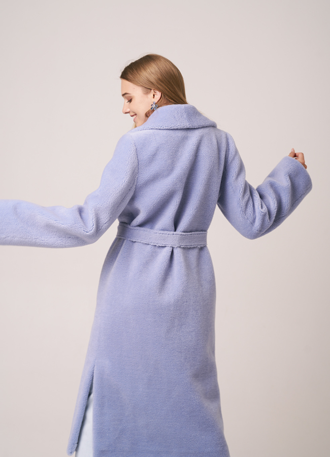 Шуба из эко меха с поясом голубого цвета модель № 2030 в кредит