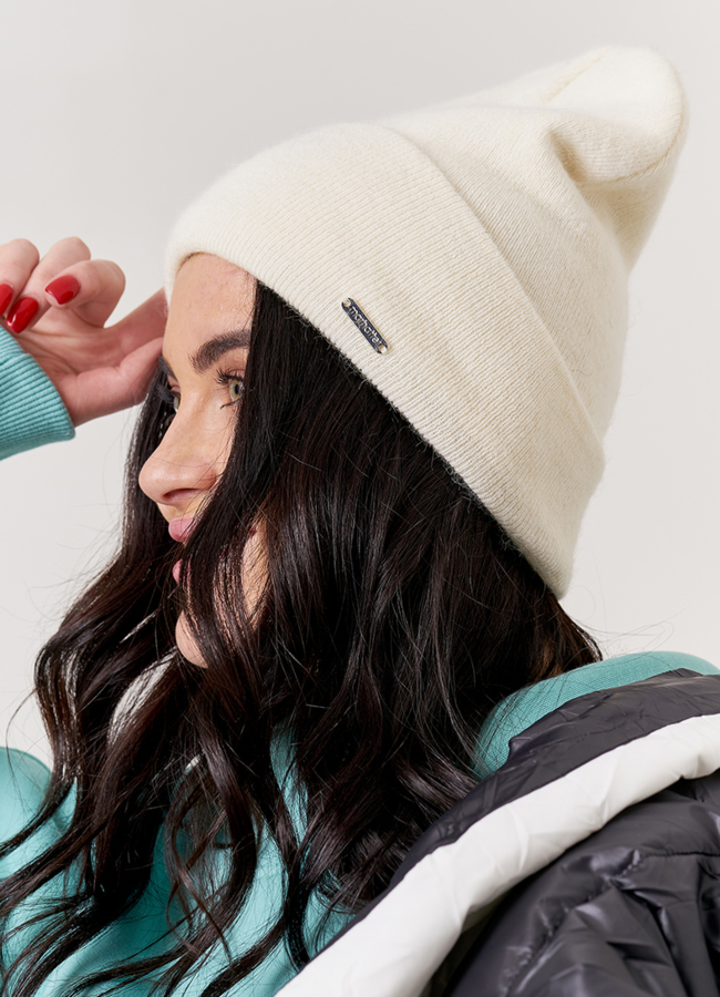 Женская светлая шапка модель № 9361 универмаг малина