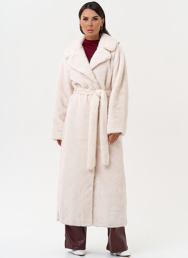 Женское пальто из эко меха молочного цвета