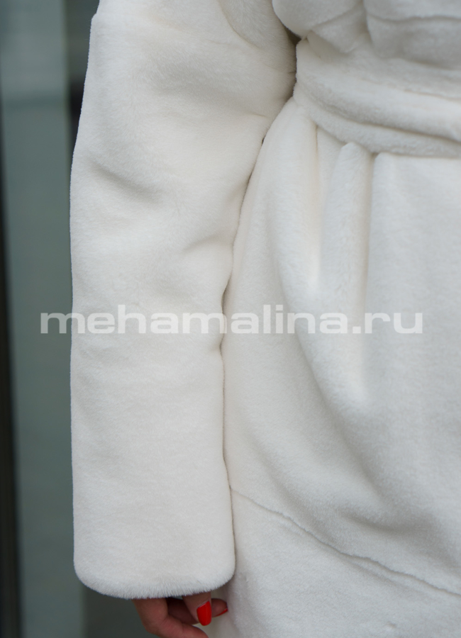 Шуба из искусственного меха белого цвета с воротником стойка и поясом модель № 7421 универмаг малина