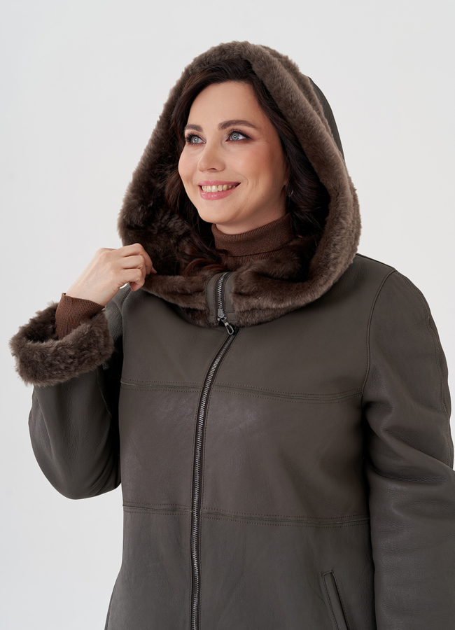 Женская дубленка  капюшоном модель № 23877 универмаг малина