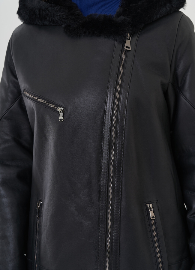 Женская дубленка  черного цвета с капюшоном  модель № 25624 универмаг малина