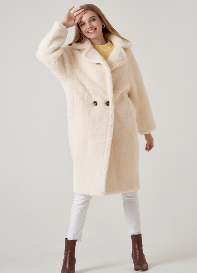 Белое пальто из искусственного меха модель № 8257 в рассрочку