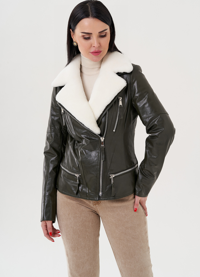 Зеленая куртка из кожи с мехом белого цвета модель № 24256 меха малина
