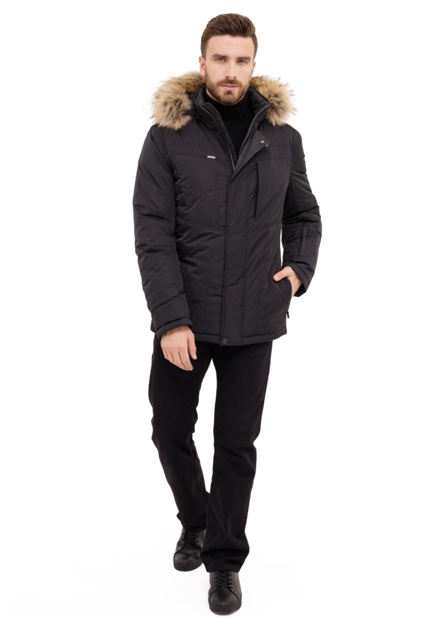 Куртка черного цвета с капюшоном , отделка енот  модель № 23650 меха малина