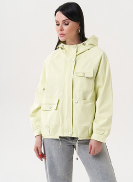 Светлая ветровка с капюшоном