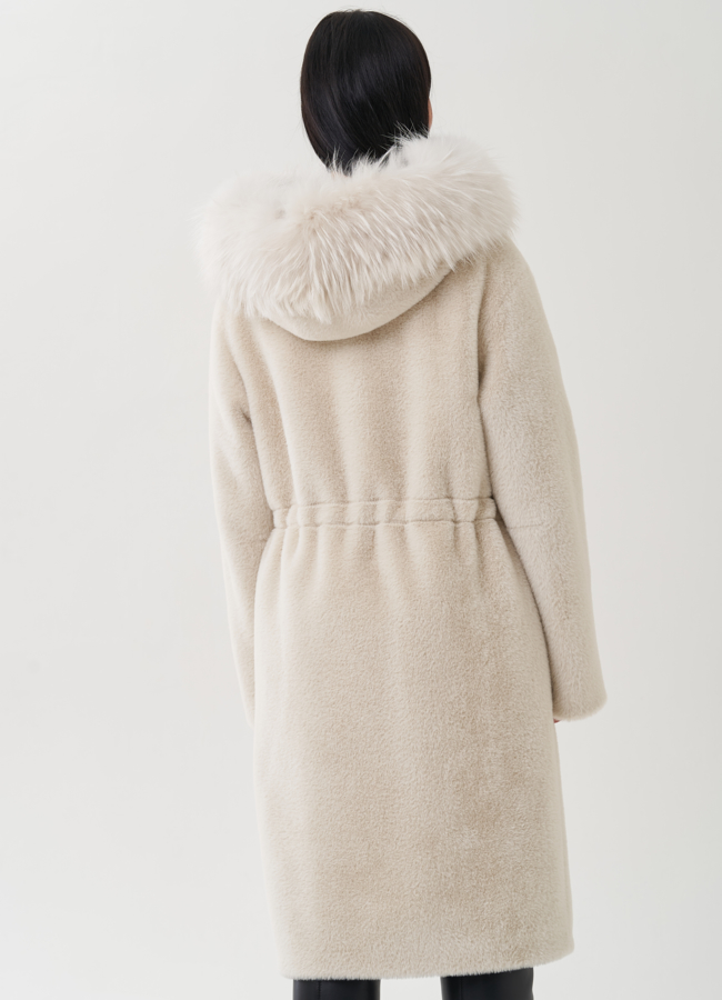 фото Полупальто бежевого цвета из эко меха модель № 24691