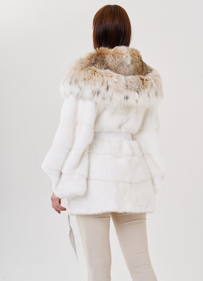 Белая шуба оверсайз с рысью модель № 23305 в кредит