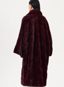 Шуба из меха норки бордового цвета