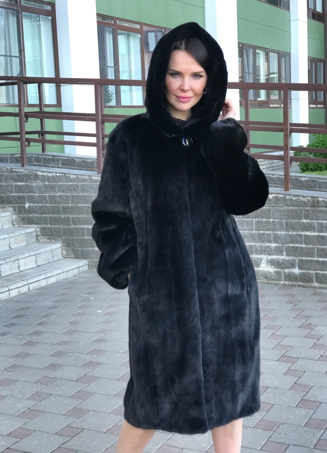 Шуба из норки с капюшоном, фасон баллон, цвет черный модель № 17320M в рассрочку