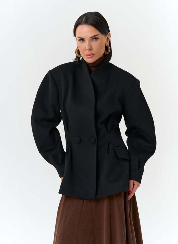 Женское укороченное пальто с акцентными рукавами