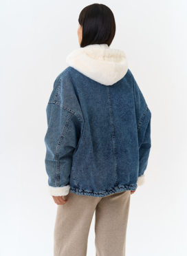 Женская утепленная джинсовая куртка с отделкой из эко меха