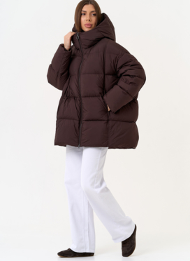 Женский пуховик коричневого цвета с капюшоном