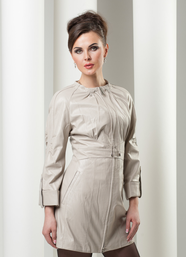 фото Кожаный плащ на молнии бежевого цвета модель № K-140