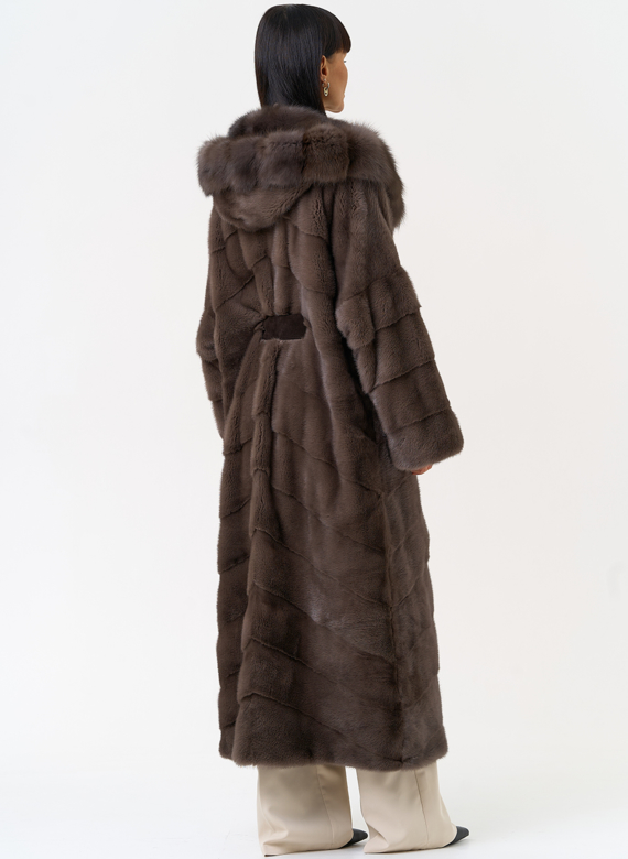 Длинная шуба из меха норки с капюшоном из меха куницы