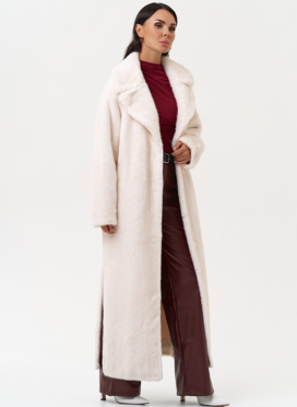 Женское пальто из эко меха молочного цвета