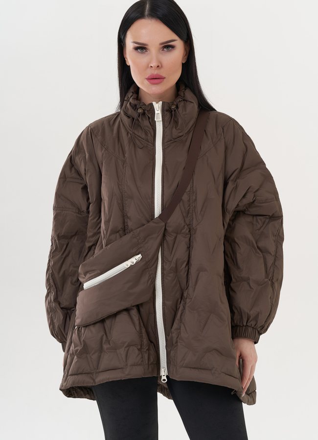 Женская куртка оверсайз в коричневом цвете модель № 26668 меха малина