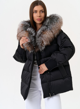 Женский пуховик с капюшоном из меха блюфрост