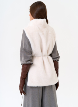 Женская манишка из эко меха в светлом цвете