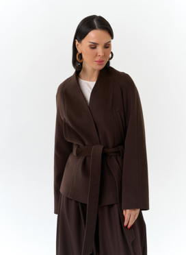 Женское укороченное пальто с поясом