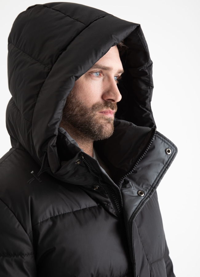 Мужской пуховик черного цвета с капюшоном  модель № 25905 универмаг малина