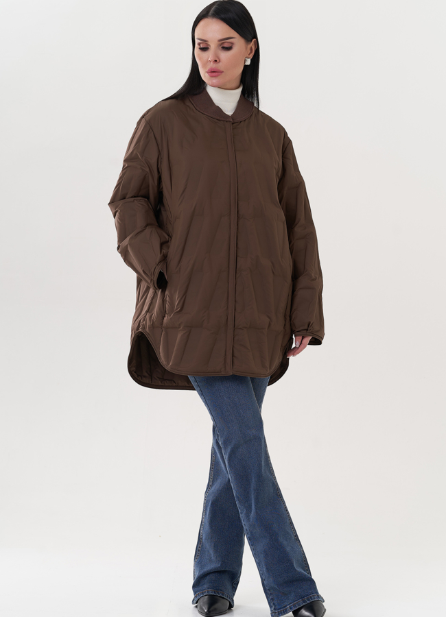 Женская удлиненная куртка в коричневом цвете модель № 26670 в рассрочку