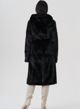Шуба из норки черного цвета с капюшоном 