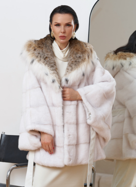 Короткая светлая шуба с рысью