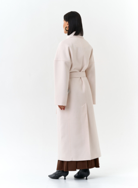 Светлое женское пальто с воротником шаль